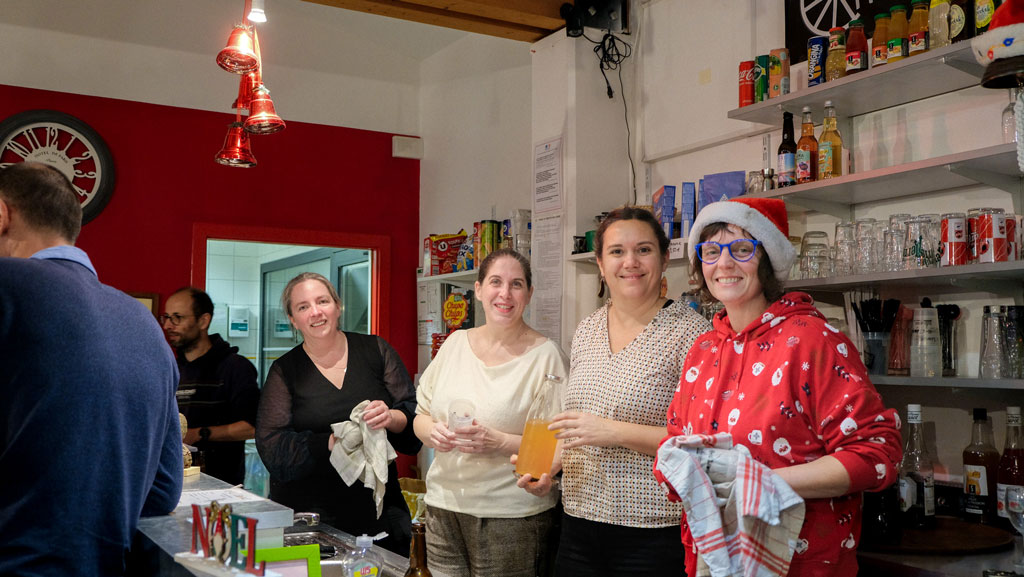 Équipe de bénévoles souriants en service dans un lieu associatif à Andouillé-Neuville