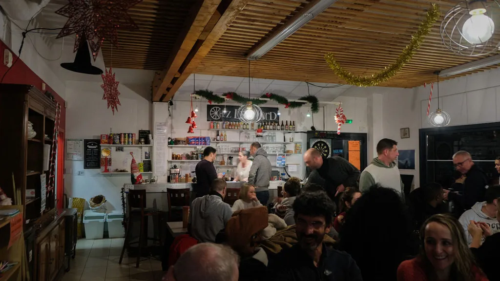 Ambiance conviviale dans un lieu associatif à Andouillé-Neuville avec habitants réunis