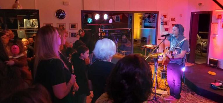 Public assistant à un concert live dans une ambiance chaleureuse chez Chez Léonard