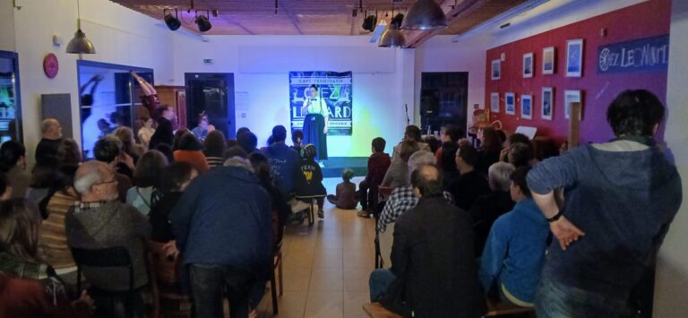 Une salle pleine à craquer pour fêter l'anniversaire de Chez Léonard — une belle soirée partagée entre habitués et nouveaux visages.