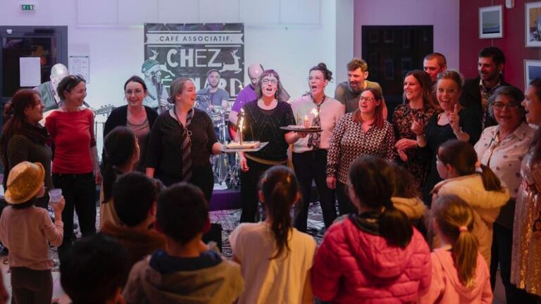 Soirée anniversaire animée chez Léonard, salle comble et ambiance festive en soirée