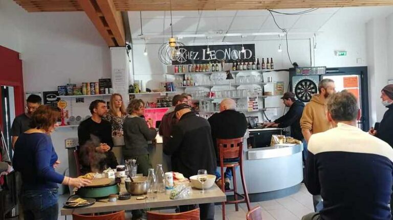 Espace bar et café convivial rempli de clients chez Chez Léonard