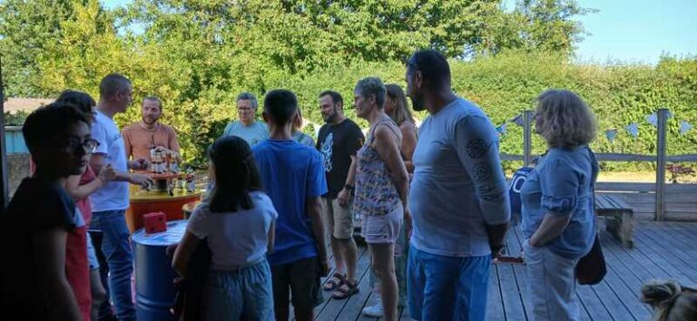 Groupe de visiteurs échangeant lors d’un événement Chez Léonard en plein air