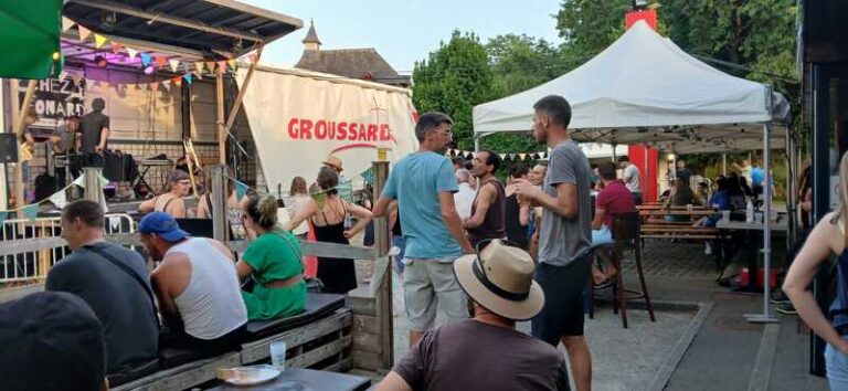 Scène musicale aménagée sur un camion lors de la Fête de la Musique à Andouillé-Neuville, artistes en performance en plein air
